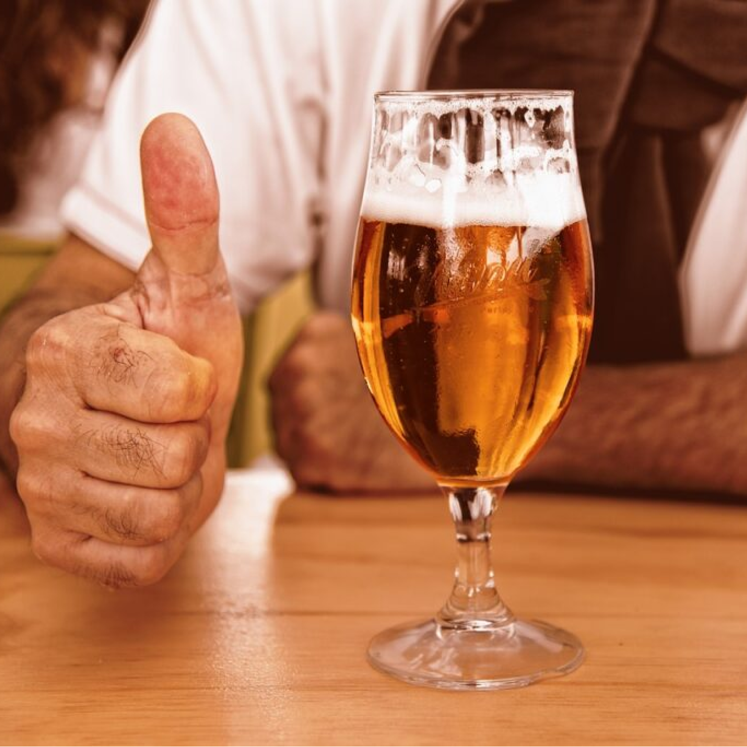 Bierglas met een duim